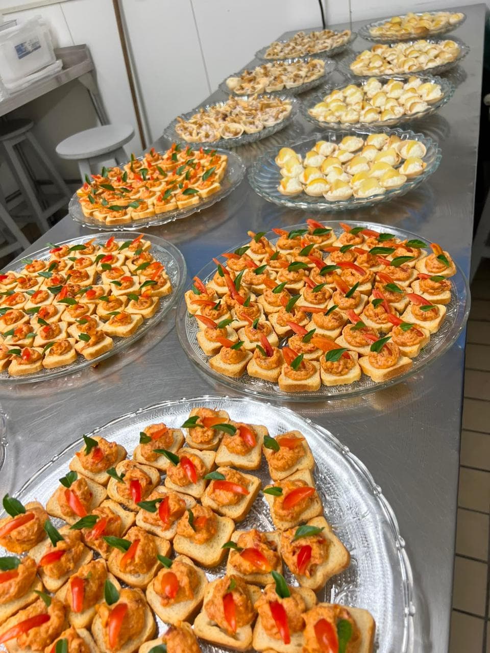 Bandejas de canapes finalizados na cozinha antes do servico
